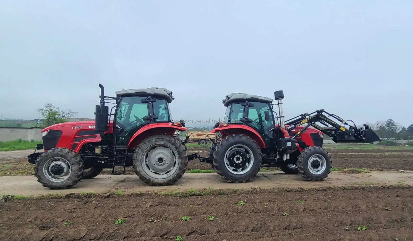 Mini tracteur agricole multifonction 4x4, compact, avec démarrage électrique et chargeur frontal intégré